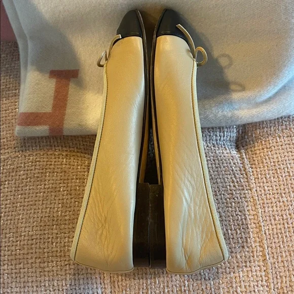 CHANEL Two-Tone Beige and Black Classic Ballet Flats - Picture 4 of 5